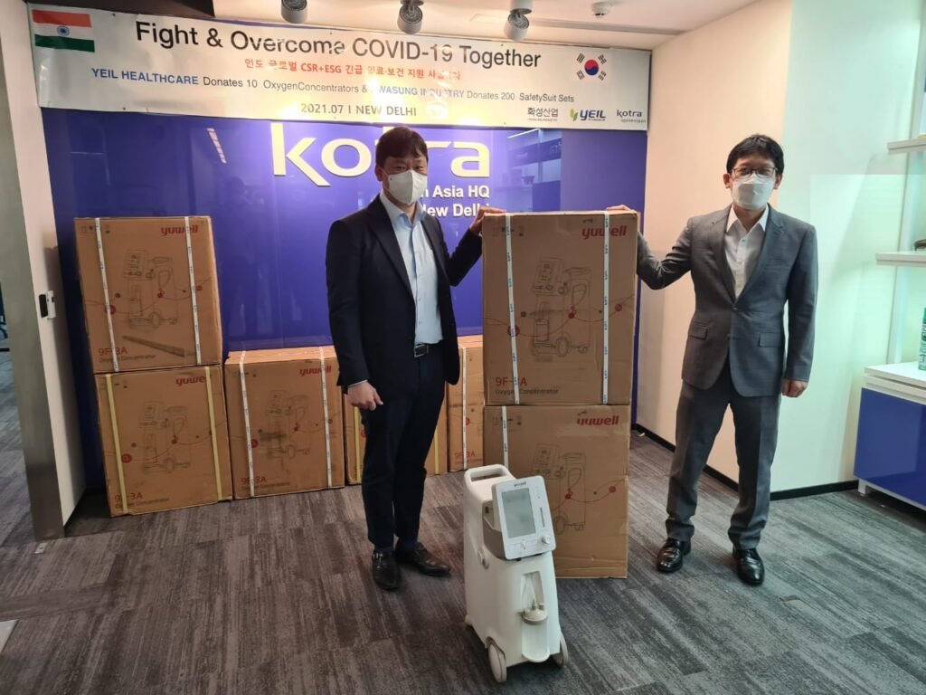 Left executive director of kotra jungmin rho right the korea united korean association yonghyeok seo