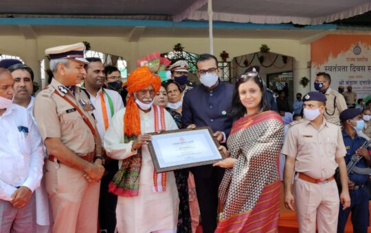 Gayatri Paul, CEO - DLF Foundation received the award on behalf of DLF Foundation