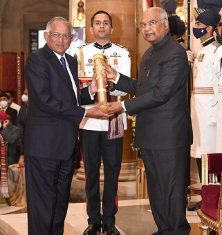 Mr Venu Srinivasan being conferred with the Padma Bhushan award (1)