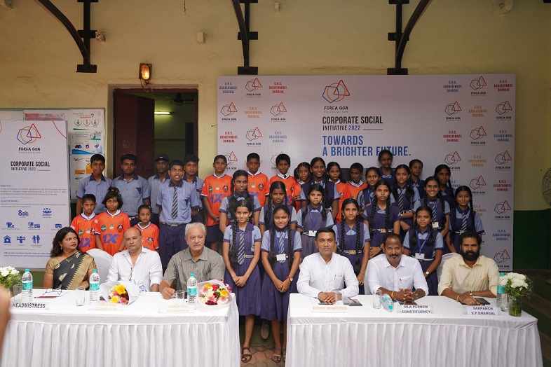 Dr Pramod Sawant, Hon’ble Chief Minister of Goa, Mr Pravin Arlekar, MLA, Pernem and Mr Pradeep Naik, Sarpanch, Dhargalim, Mr. Jaydev Mody, from the Forca Goa Foundation with the children of GHS