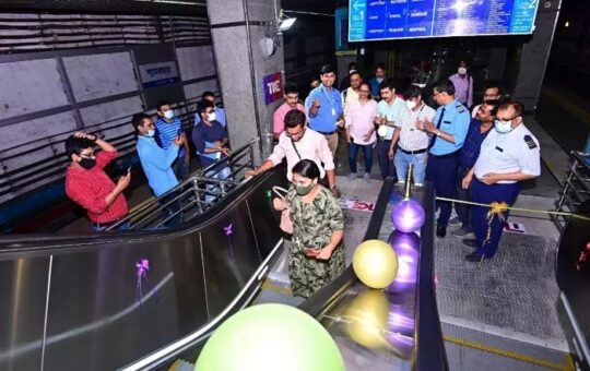 Kolkata metro escalator image-3