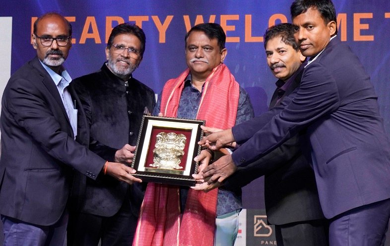 Arvind Kumar Spl Chief Secretary being felicitated by Manoj Wahi Chairperson of IIID HRC