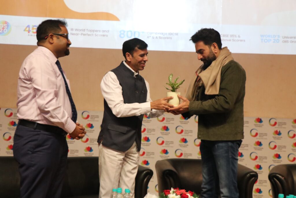 (L-R) Ganesh Sharma, Principal, Rajiv Bansal, Director-Operations, India, Sheykhar Ravjiani - Felicitation during the GIIS Leadership Lecture Series in Noida-min