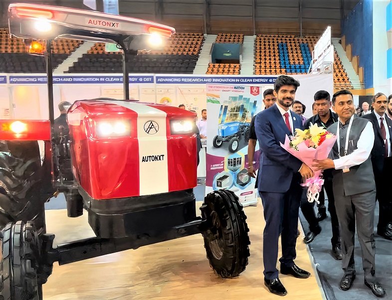 AutoNxt Automation showcases its electric tractor X45H2 at CEM-14 MI-8