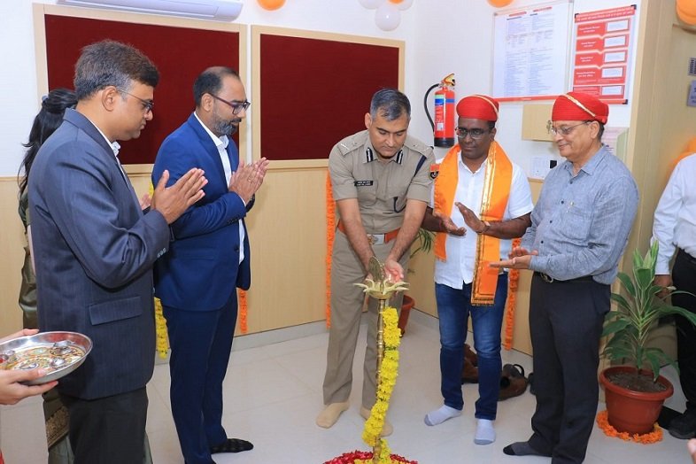 Shri Ajay Pal Lamba, Inspector General of Police, Udaipur range inaugurating ICICI Bank’s branch at Amberi in Udaipur.