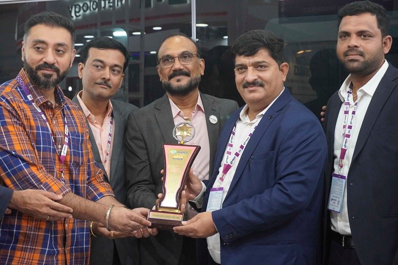 TG Srikanth seen presenting BEST METAL FORM TECHNOLOGY AWARD TO SURESH INDUS LASERS PVT LTD
