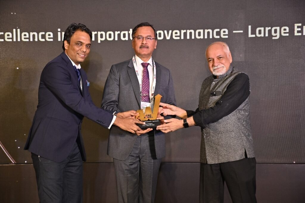 PIC- ETCFO Award 2024 Conferred to Director (Finance), NTPC