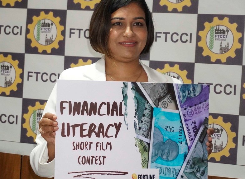 DR MANI PAVITRA CO FOUNDER OF FORTUNE ACADEMY SEEN UNVEILING AN INITIATIVE SHORT FILM CONTEST ON FINANCIAL LITERACY TO SPREAD AWARENESS ABOUT FINANCIAL EDUCATION 06