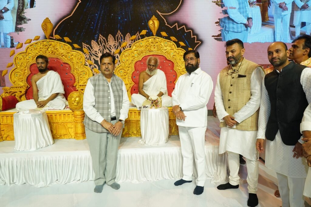 Muni Ajitchandra Sagar Maharaj with CM Eknath Shinde & Mangal Prabhat Lodha 2