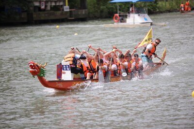 Dragon-boat-race-presents-Chinese-style-Fast-and-Furious-in-eastern-China-metropolis