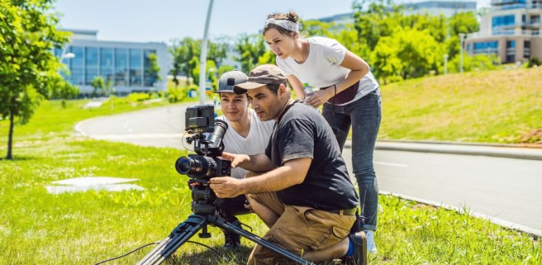 AJohn-323879-Outdoor-Camera-Operator-Image1