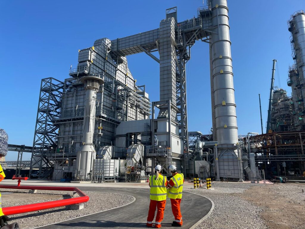 EET workers in front of new hydrogen-ready furnace Image 2 (1)